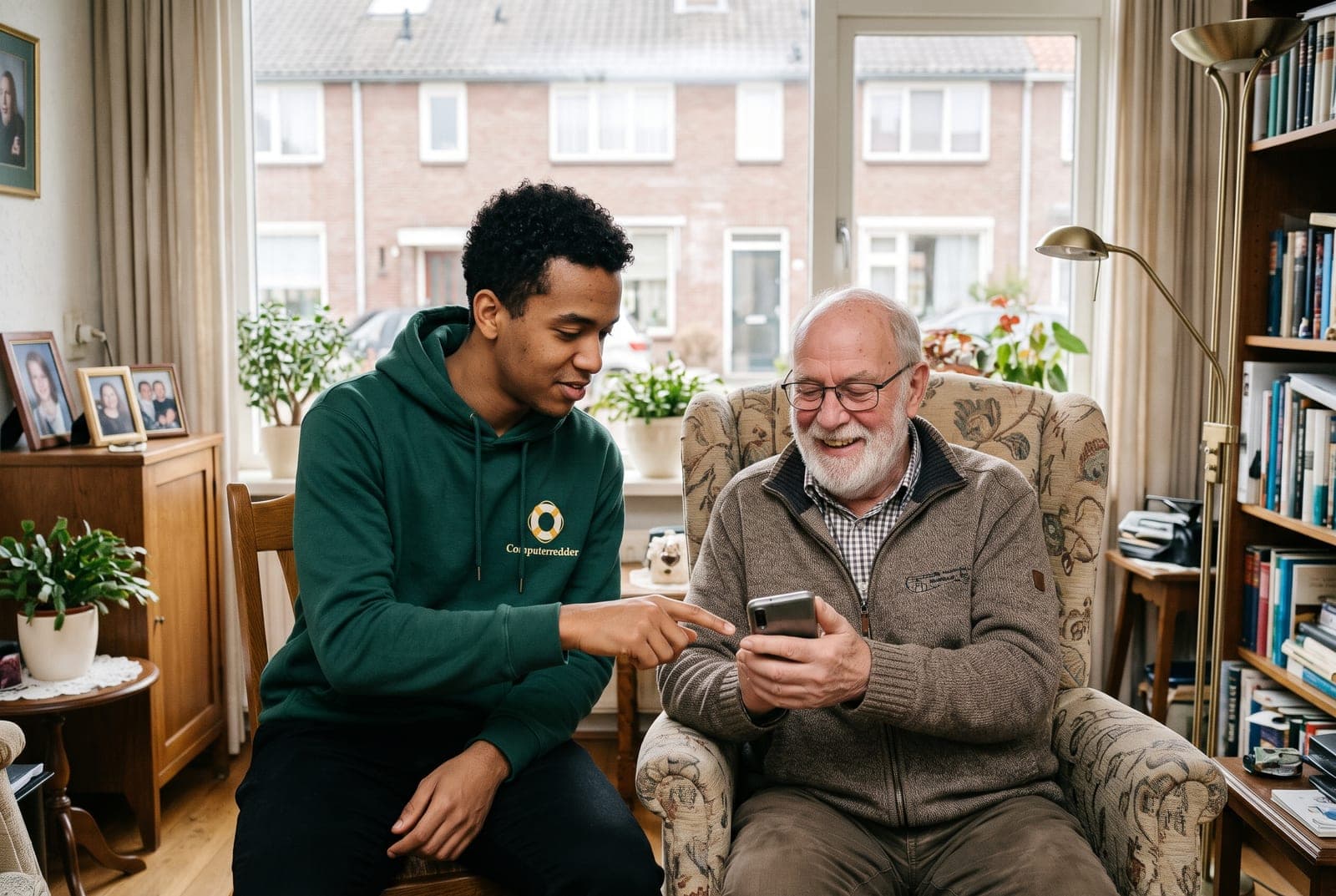 Een van onze studenten helpt een lachende man met zijn telefoon