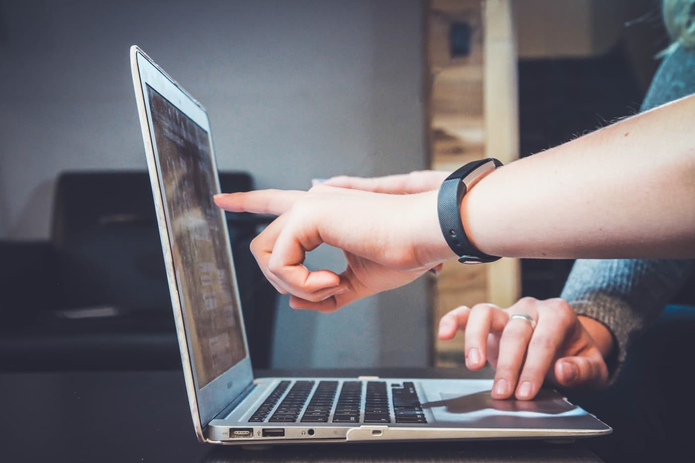 Iemand wijst een ander rustig de weg op een laptop