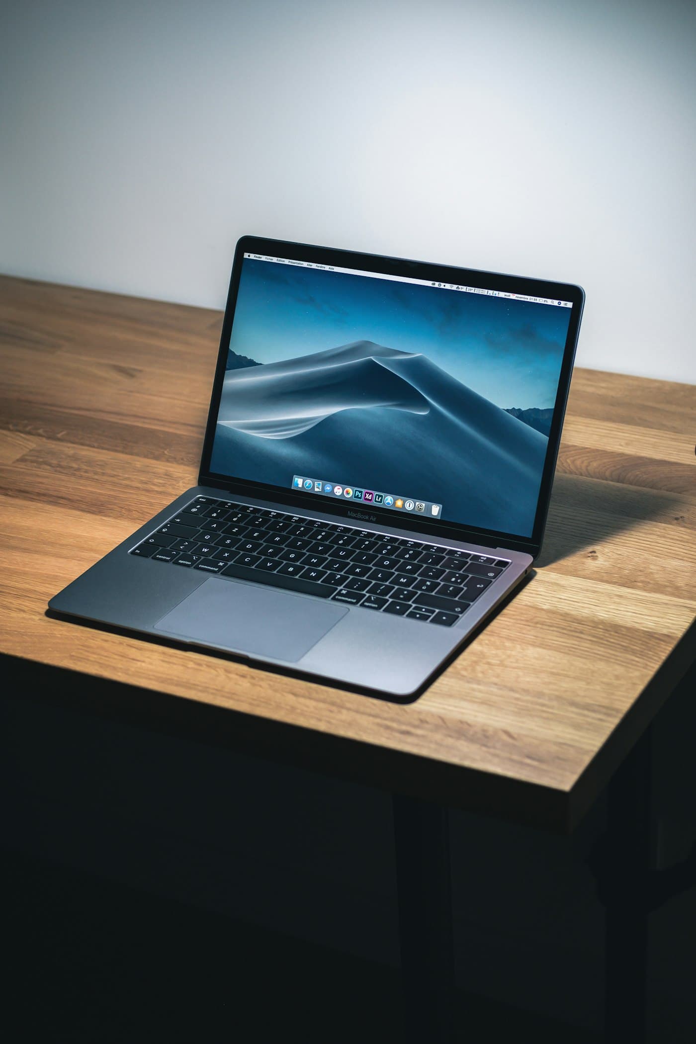 Opengeklapte laptop op een houten bureau