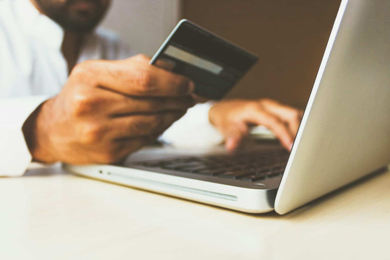 Veilig internetbankieren op een laptop