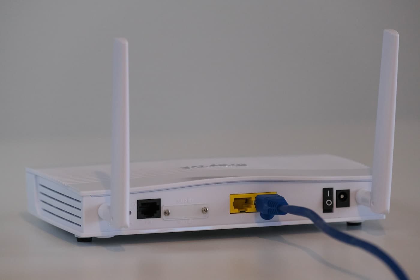 WiFi-router met aangesloten internetkabel